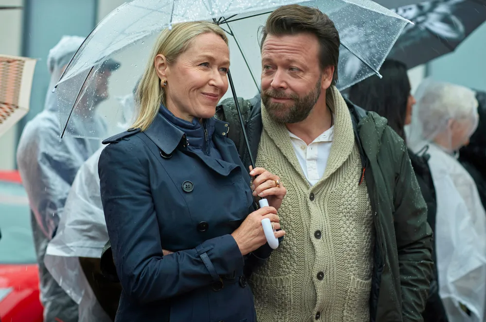 Oppdretter Julie Lange og hennes underkuete, hjemmeværende mann i Netflix-serien, Milliardærøya.