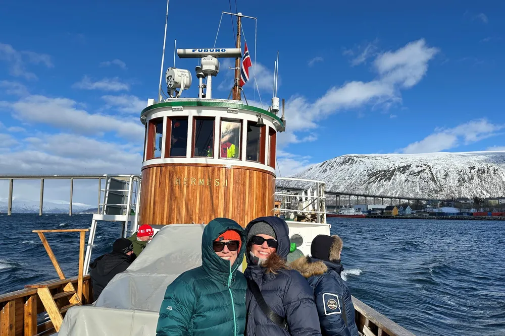 Monica Langeland (t.v) og Mariann Frantsen på gamle Hermes. Langeland mener Hermes-rederiet legne har vært et flott eksempel på et veldrevet rederi i fiskerinæringen.