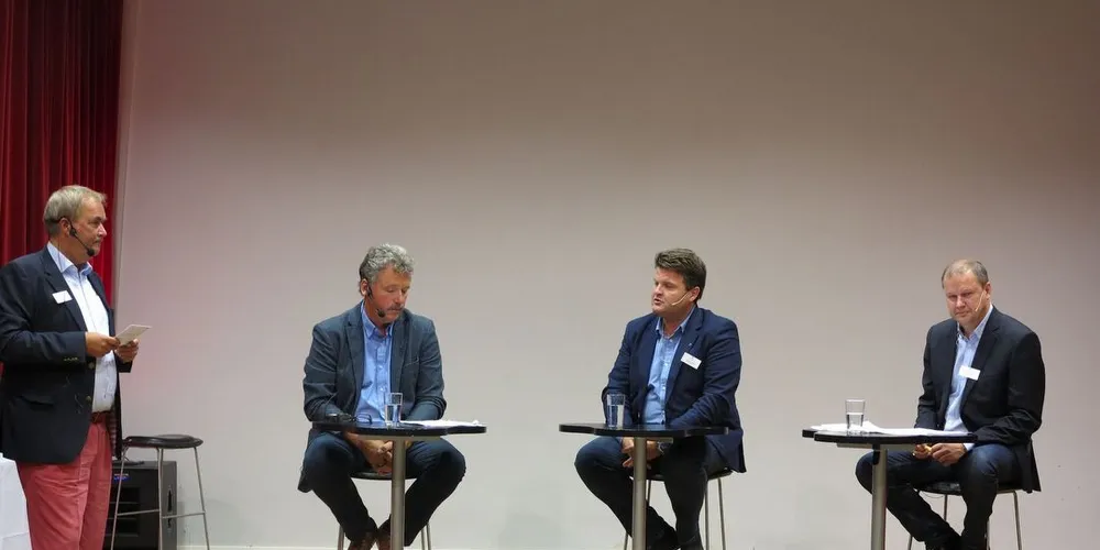 DEBATT: I panelet på konferansen "Pelagisk Arena" var det bare redere, ingen kjøper, noe debattleder Thorvald Tande jr. beklaget, men fikk likevel en interessant debatt med f.v. Geir Lundberg, Petter Geir Smådal og Jonny Lokøy. Foto: Nils Torsvik