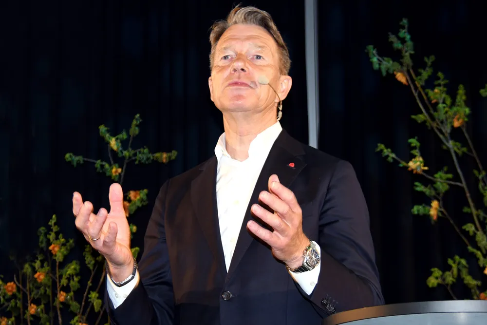 – Nå må vi stå i det. Jeg skal stå i det sammen med dere, det lover jeg, sa energiminister Terje Aasland til kraftutbyggere. Han holdt torsdag innlegg på Distriktsenergis årskonferanse i Harstad.