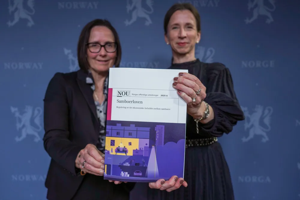 Samboerlovutvalget ved utvalgsleder Katrine Kjærheim Fredwall leverte sin utredning til justisminister Astri Aas-Hansen fredag. Foto: Ole Berg-Rusten / NTB