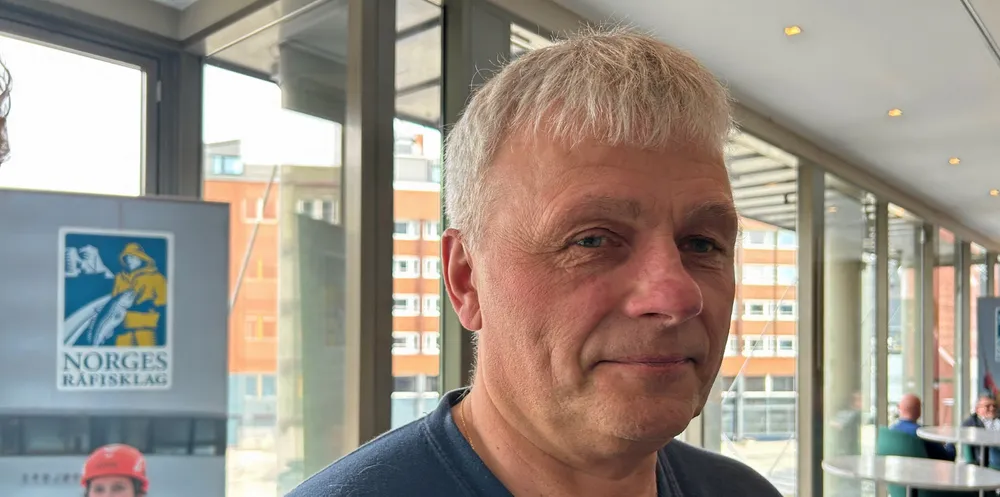 Tidligere kvalfanger Bjørn-Hugo Bendiksen går Jan Ivar Maråk i rette.