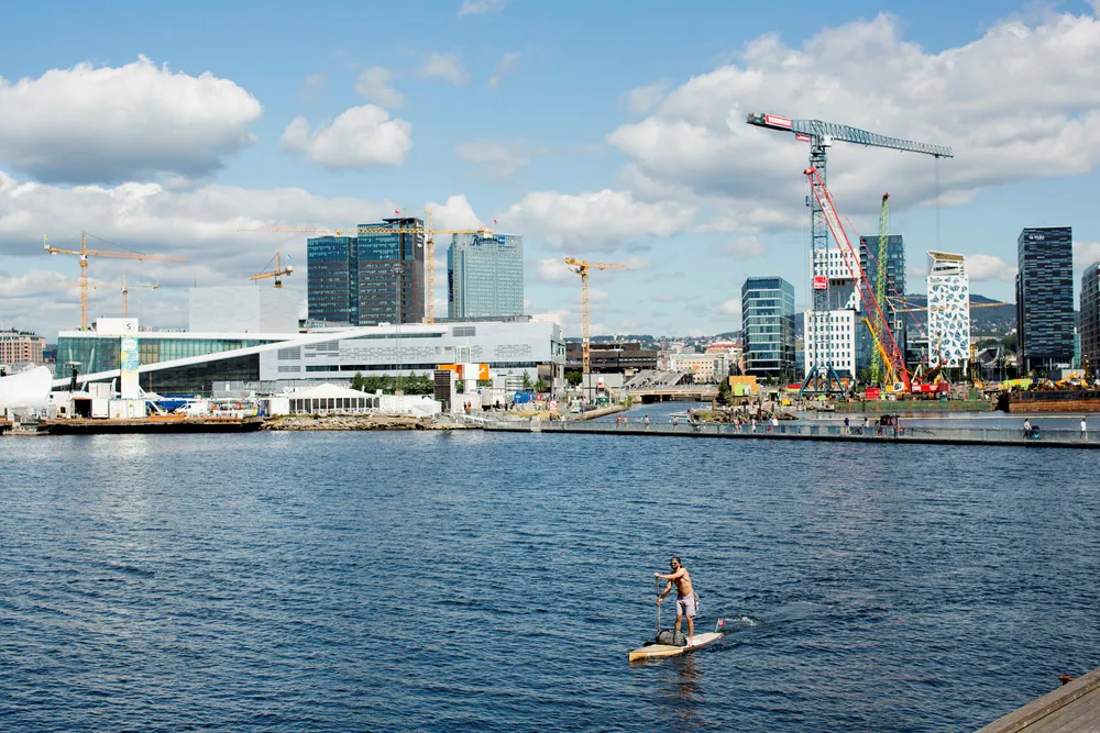 I mange år nå har Oslo vært den raskest voksende byen i Europa, det er mulig det stanser opp etter hvert, men det er vanskelig å se at noen andre norske byer skulle ta opp hansken og vokse mer enn hovedstaden, skriver artikkelforfatteren. Her fra Sørenga, Oslo. Foto: Øyvind Elvsborg