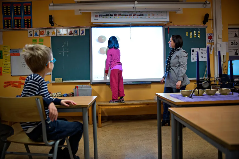 Nasjonale politikere har laget et system hvor rettigheter og regler overgår hva man lokalt har av penger og folk, skriver forfatteren.