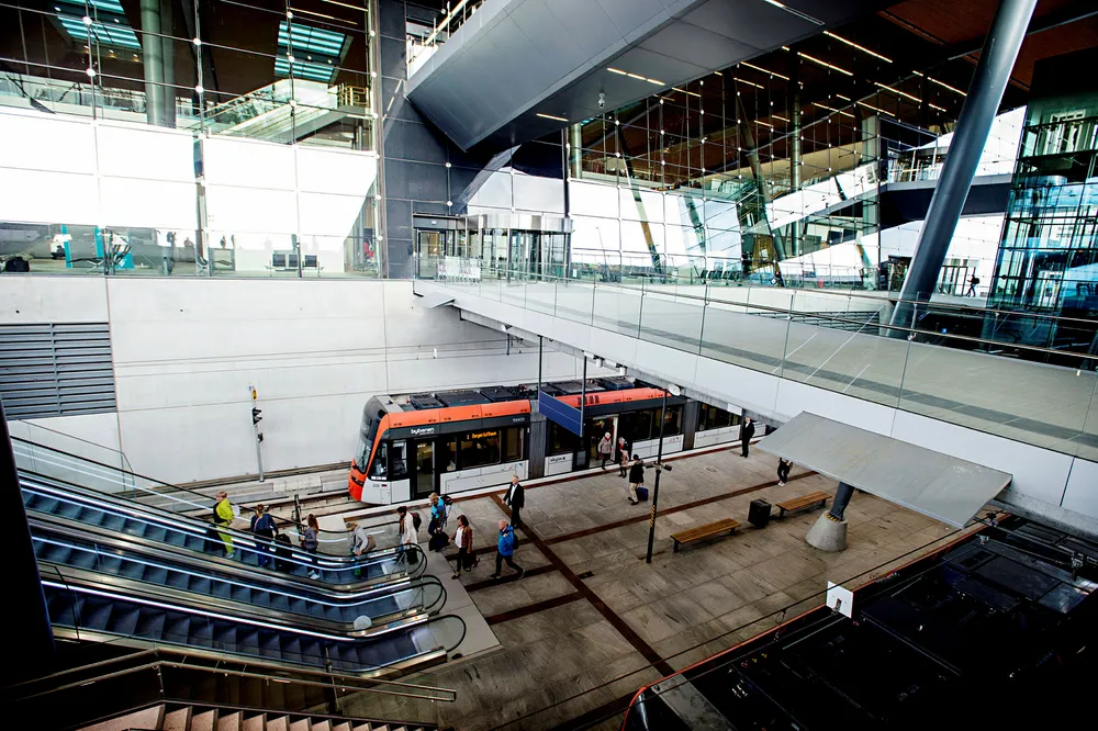 Ny kontrakt om å drive Bybanen i Bergen skaper strid. Her fra banens arm til ny terminal på Flesland flyplass. Foto: Marit Hommedal/NTB Scanpix