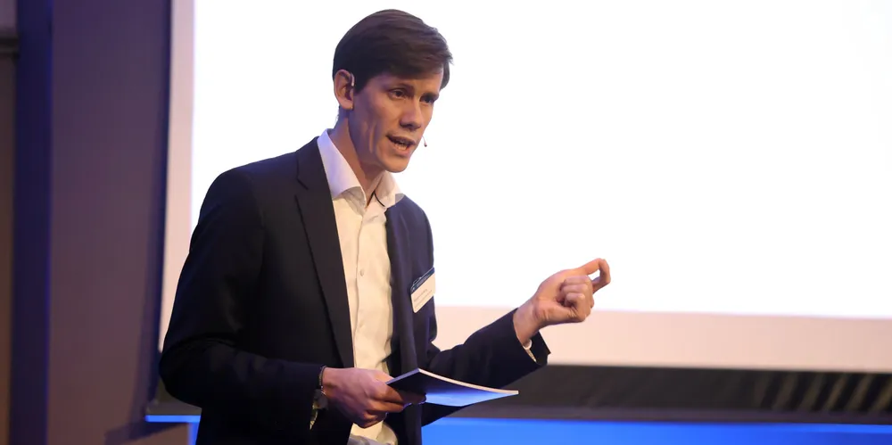 Benjamin Golding er ganske fersk administrerende direktør i Arendals Fossekompani. Selskapet økte inntektene med nesten 20 prosent i fjor, men ender opp med å betale mer i skatt enn hva konsernet hadde i overskudd – for andre år på rad.