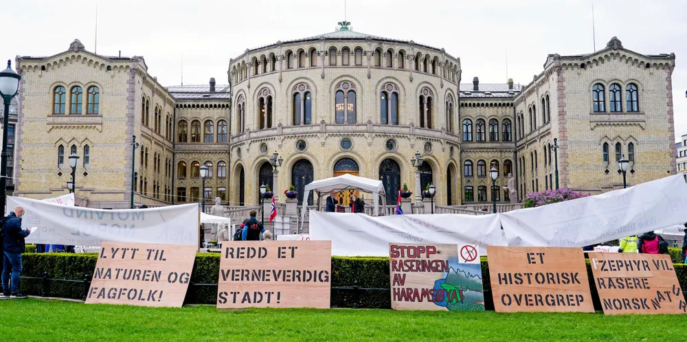 I mai i fjor ble det holdt en markering foran Stortinget i forbindelse med utbyggingen av Øyfjellet i Vefsn. Flere politikere og organisasjoner deltok. Nå møtes partene i retten.