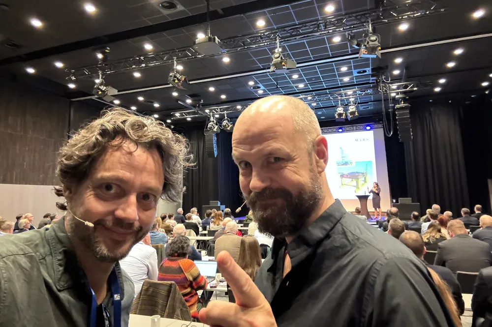 John Jacobsen (t.v) og Fredrik Barth er henholdsvis daglig leder og styreformann i Nordic Circles. Nå har selskapet sikret seg en avatle som fort kan revolusjonere måten man gjenvinner stål fra utrangerte skip.