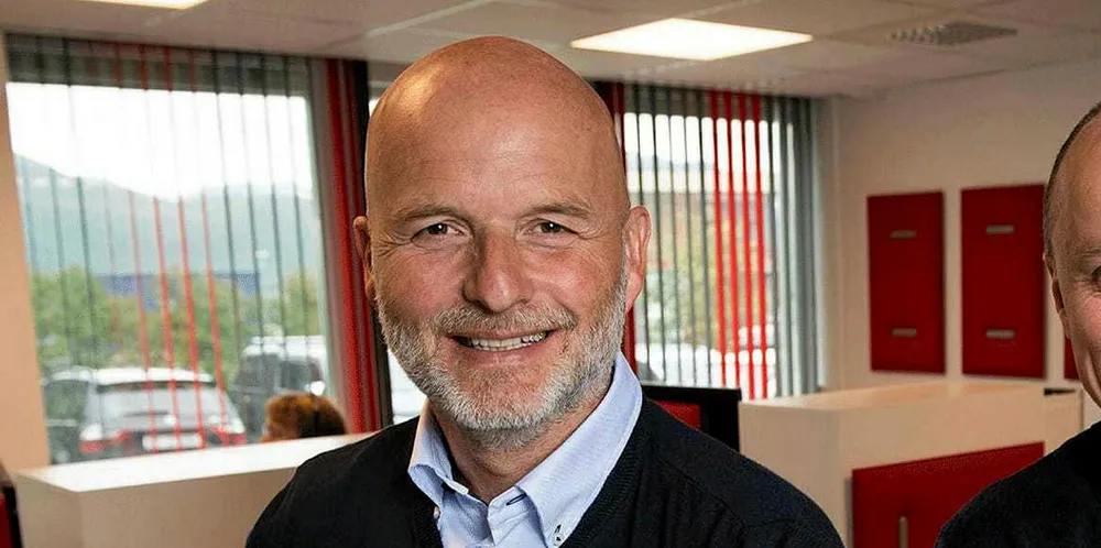 Administerende direktør i Vesterålskraft, Halvard Pettersen (t.v.), er godt fornøyd med at han nå kan komme i gang med arbeidet med å utrede muligheter for fusjonspartnere til selskapet han leder. Det er som å endelig komme ut av skapet, sier han.