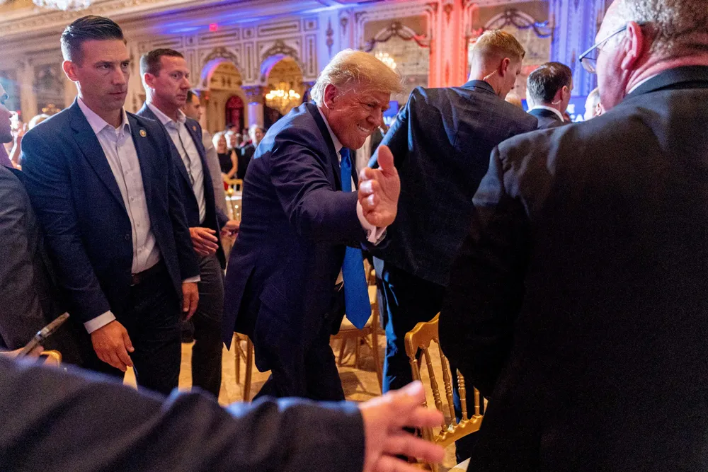 Tidligere president Donald Trump hilser på gjester under valgvaken på Mar-a-Lago i Florida valgnatten.