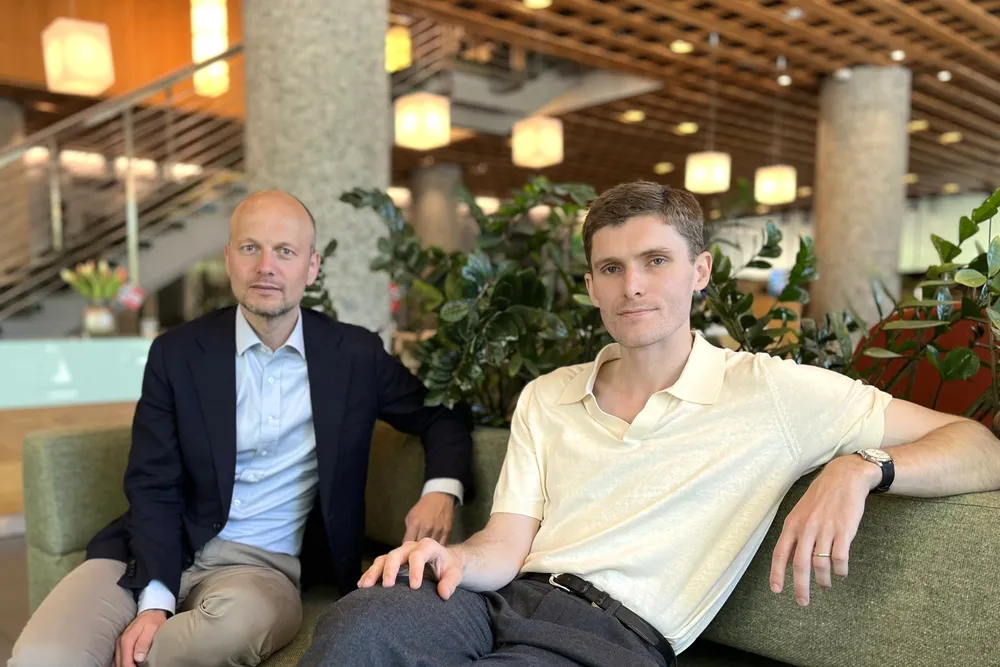 – Jeg mener at det Norge gjør nå, ikke bare sier at man ikke følger opp forpliktelsene sine, men man forsøker også å vri seg unna hvordan dette formelt skal gjøres. Så ja, dette kan være en reservasjon som ikke sier navnet sitt, sier Georg Riekeles (venstre). Varg Folkman til høyre.