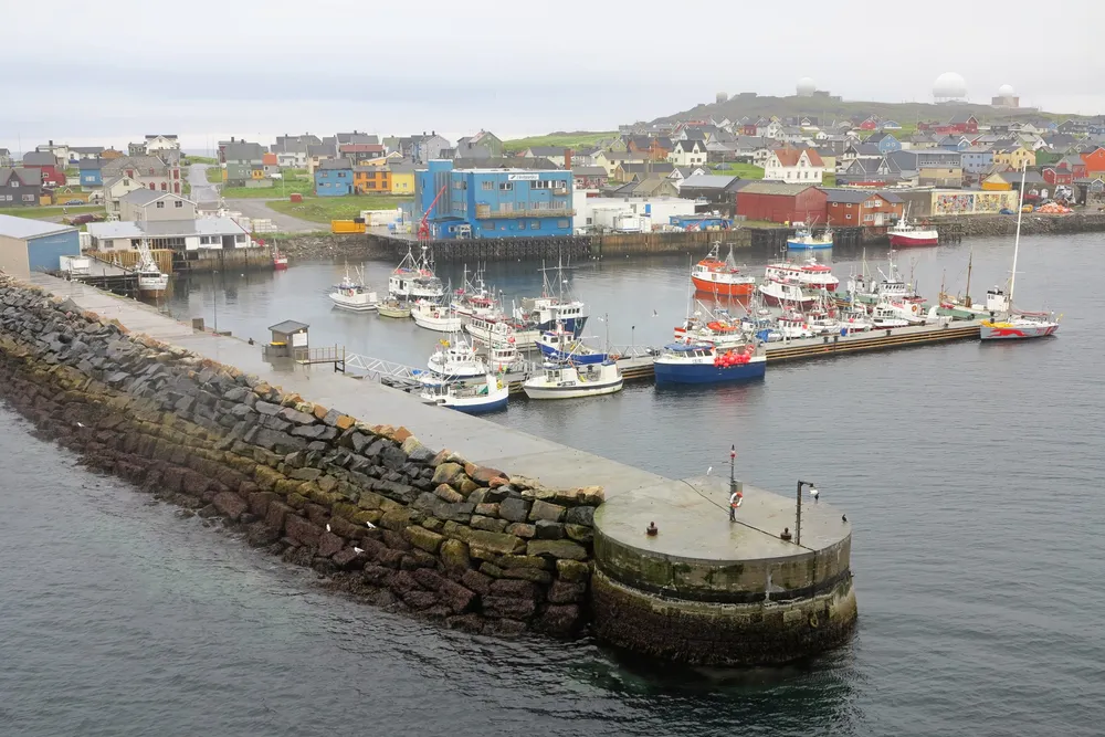 Politiet sto på kaien da den promillemistenkte fiskeren kom til havn i Vardø. Fiskeren er nå frifunnet for å ha først sjarken sin i fylla.
