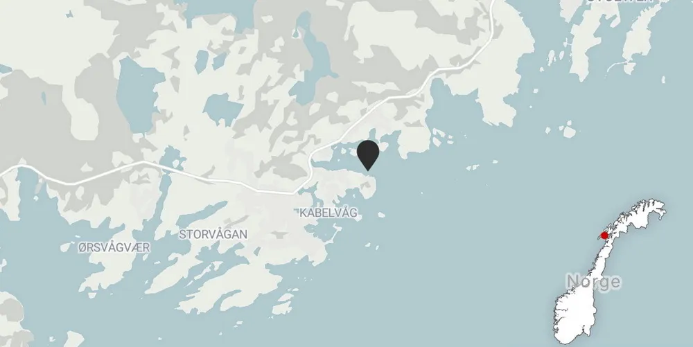 Politiet fikk fredag melding om at en båt skulle ha gått på et skjær utenfor Kabelvåg i Lofoten.