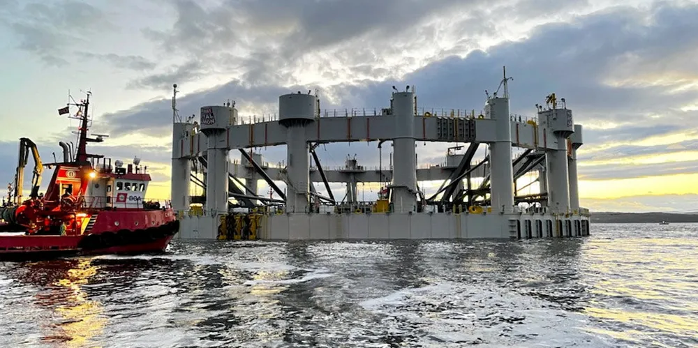 Å satse på økt lakseproduksjon til hav er fornuft, men konsekvensutredningen må tas på alvor. Regjeringen må unngå flere store arealkonflikter. Her sjøsettes NRS sin Havmerd, Arctic Offshore Farming.