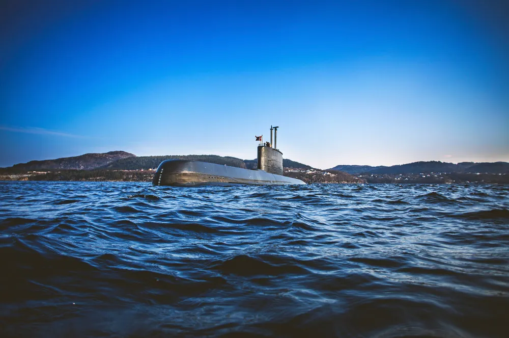 Ubåten KNM Utvær seiler i en fjord utenfor Bergen. Illustrasjosnfoto.