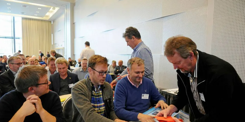 HEMMELIG VALG: Lars Erik Hopland, delegat fra Møre og Romsdal, ba om skriftlig avstemming. Dermed måtte Per- Roger Vikten og Geir Lundberg i kontrollnemnden ut med lapper til delegatene.