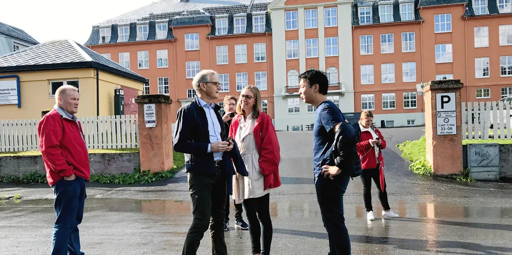 Vil du ha gode skoler, trygge sykehus og en verdig eldreomsorg med Arbeiderpartiet, eller vil du har privatisering, sentralisering og kamp for elitens privilegier med Frp, spør Vidar Kjølmoen. Bildet viser blant annet Ap-leder Jonas Gahr Støre foran Kongsbakken videregående skole på valgkamp.