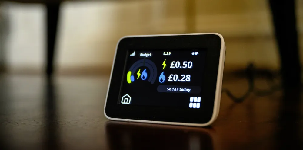 A domestic smart energy meter displaying current energy usage in London, England.