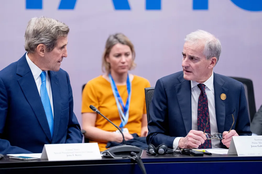 USAs klimautsending John Kerry og statsminister Jonas Gahr Støre lanserte et initiativ som skal bidra til raskere klimaomstilling av skipsfarten. Statssekretær Tale Jordbakke i bakgrunnen.
