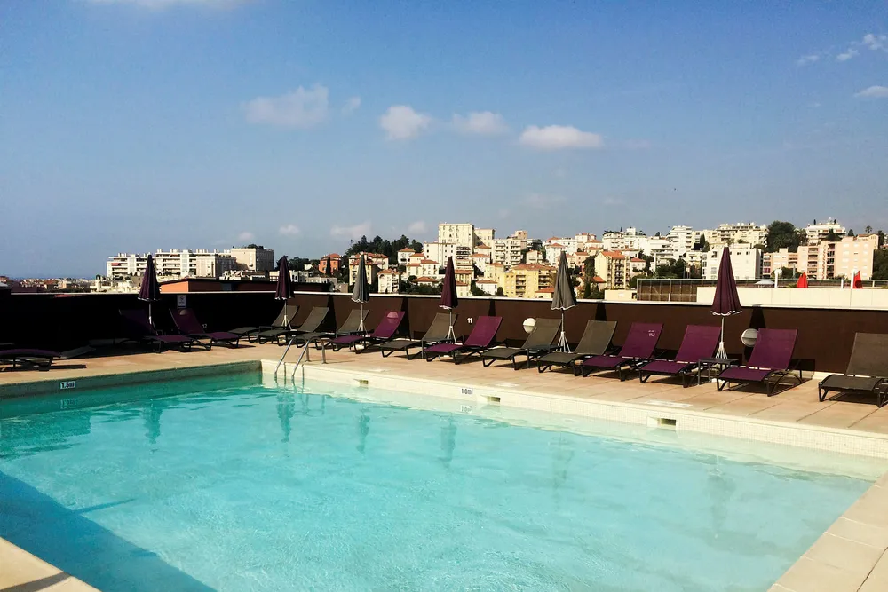 Stranden i Nice er bare noen trikkestopp unna, men kveldssolen kan godt nytes fra takterrassen.