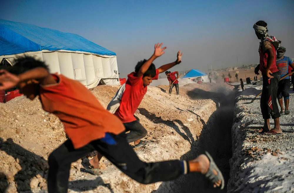 Vi kan også se oss om i verden, hvor politiske bevegelser flere steder setter rettsstatlige prinsipper i fare, skriver forfatteren. Her fra Syria under en offensiv av syriske demokratiske styrker for å gjenoppta Raqa fra den islamske stats (IS) gruppebestyrere. Foto: Bulent Kilic/AFP/NTB Scanpix