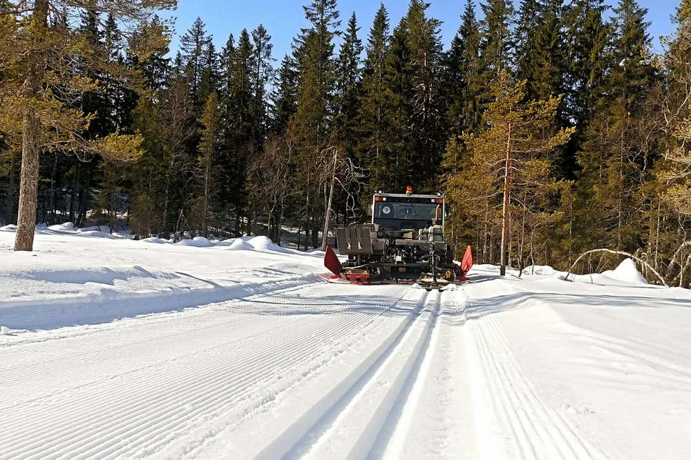Løypemaskinen på vei fra Stryken til Stålmyra i nordlige deler av Nordmarka nord for Oslo. Forholdene i høyden holder godt fortsatt og vekker håp om at det kan bli mulig å gå på ski 17. mai. Foto: Petter Biong/Skiforeningen