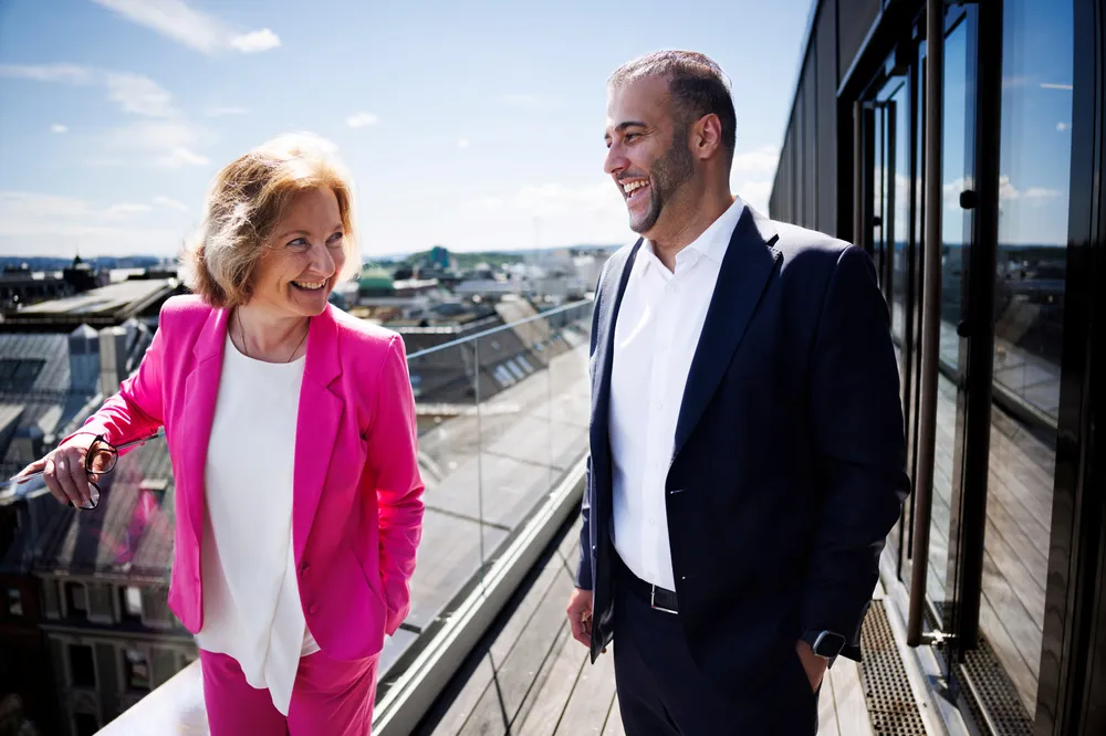 – Det er ikke plass til mange primadonnaer her, for vi jobber alltid sammen, enten det er internt eller ut mot kunder, sier Christin Bøsterud. Nå overlater hun straks sjefsstolen til Arbab Dar (40).