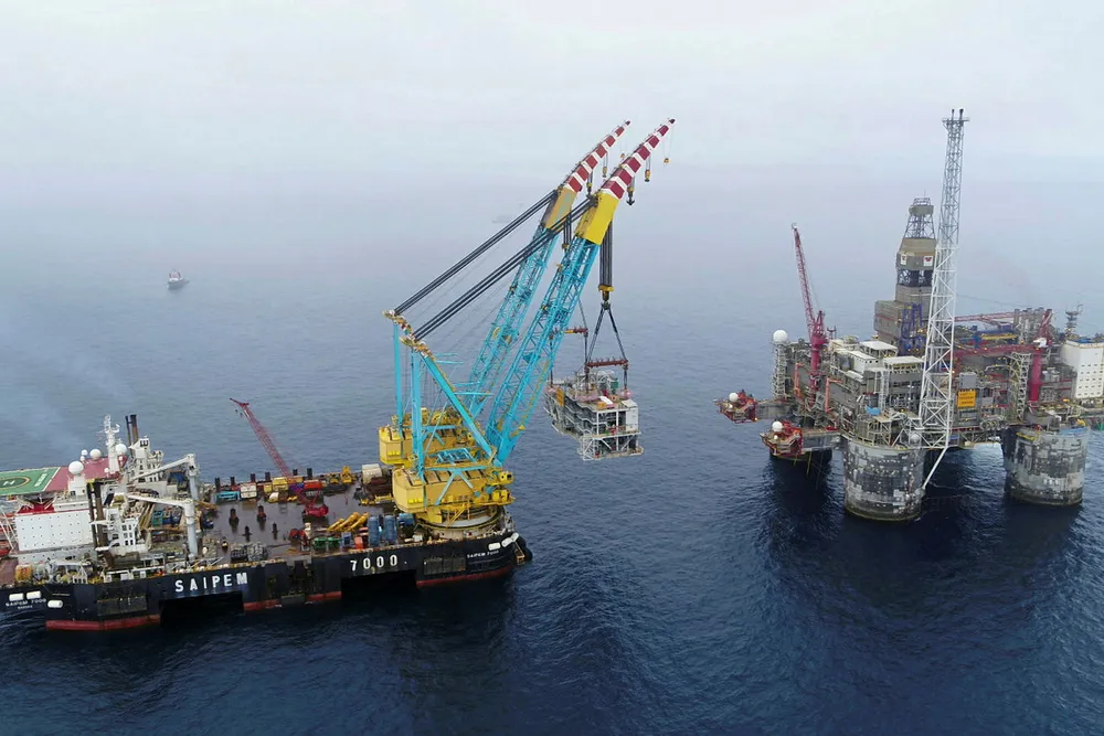 Heavy-lift: of gas processing module onto Heidrun platform