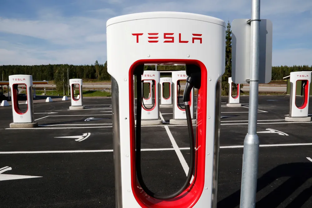 Tesla ser på muligheten for å åpne superlader-nettverket for andre bilmerker i Norge. Her fra ladestasjonen på Nebbenes.