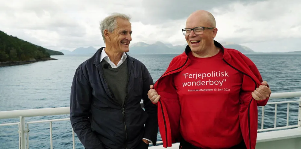 Der Frp bestemte, som på Stortinget, justerte de med hard hånd opp fergetakstene år for år, samtidig som fylkeskommunene ble prioritert ned, skriver Per Vidar Kjølmoen Næringspolitisk talsperson, Ap. Her sammen med Jonas Gahr Støre.