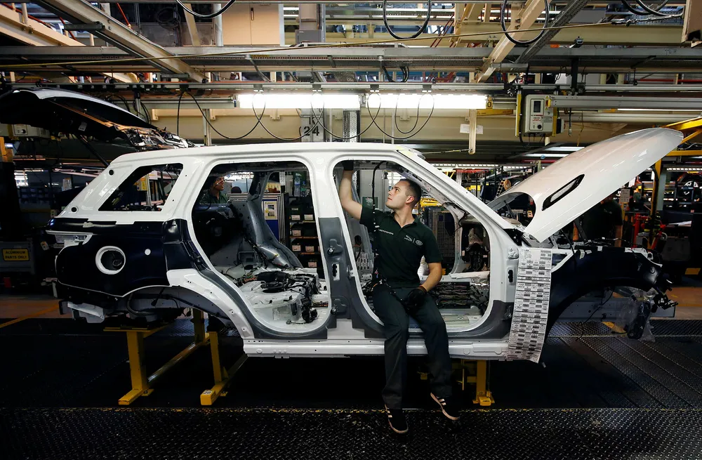 Cassix Norway i Farsund frykter en hard brexit og eksportkaos. Det norske selskapet leverer aluminiumdeler til Jaguar og Land Rover-fabrikken her i britiske Solihull i West Midlands.