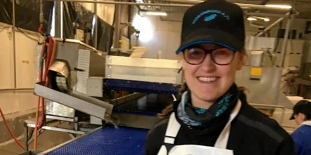 Et av læringsmålene som praksis skal betjene, er at studentene skal få erfaring med autentiske og relevante arbeidslivssituasjoner. På bildet er «Student Sigrun P. Eriksen i praksis hos Norfra i Nordvågen, Nordkapp kommune.