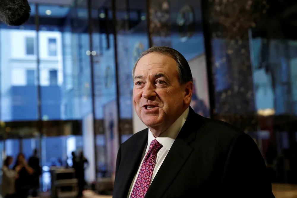 Tidligere Arkansas-guvernør Mike Huckabee møtte den påtroppende presidenten i Trump Tower fredag. Foto: Mike Segar / Reuters / NTB scanpix