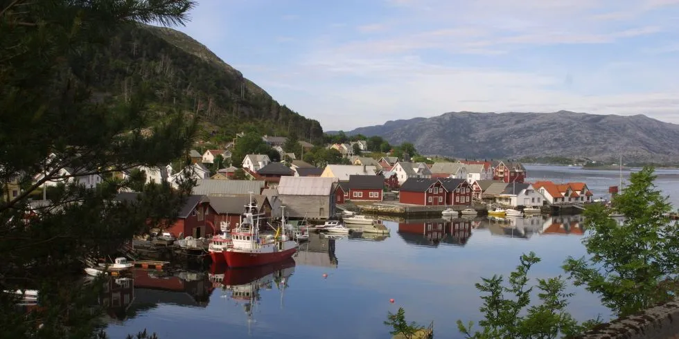 Snart blir det et yrende liv i Kalvåg, Bremanger når dorgefiskerne begynner på makrellen. Arkivfoto: Kjartan Mæstad.