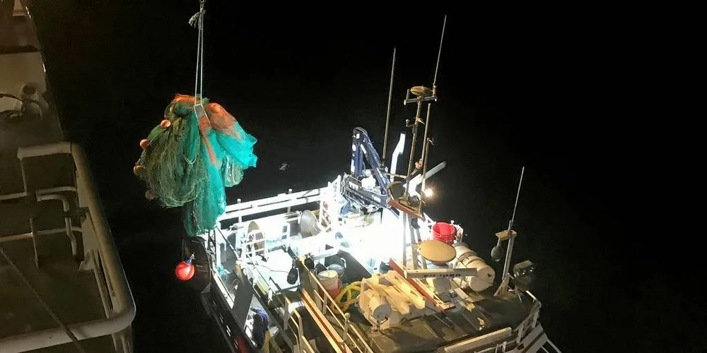 FIKK TILBAKE REKETRÅL: Her får Eirik Johansen på sjarken «Njord» tilbake en reketrål som han mistet på Salangen i mai.Foto: Gjermund Langedal/Fiskeridirektoratet