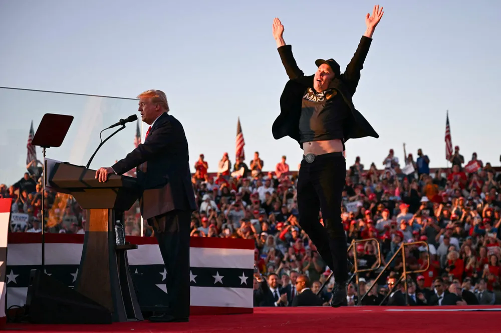 Tesla, SpaceX og X sjef Elon Musk (til høyre) under en valgkamp rally for tidligere president og kommende president Donald Trump.