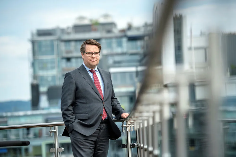Dersom Europakommisjonen kommer til at de norske oppdrettskjempene har drevet kartellvirksomhet, kan det føre til bøter og erstatningskrav på over ti milliarder kroner, ifølge partner Odd Stemsrud i advokatfirmaet Grette.