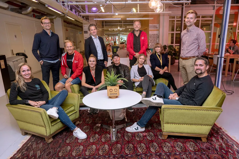 I åtte år er det bygget et fellesskap rundt gründersofaen til StartupLabs i Forskningsparken. Her er sittende fra venstre: Anne Lise Waal (Attensi), Rolf Assev (StartupLabs), Lauga Oskarsdottir (Firda Seed), Truls Brataas (Douchebag), Karen Dolva (No Isolation), Lise Fulland (StartupLabs) og Karl Alveng Munthe-Kaas (Oda). Stående bak: Daniel Sørli (Dr. Dropin), Eilert Hanoa (Kahoot), Per Einar Dybvik (StartupLabs) og Gisle Østereng (StartupLabs).
