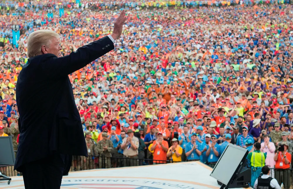 USAs president Donald Trump vinker etter å ha holdt tale på en speiderleir i Glen Jean, West Virginia. Foto: Saul Loeb/AFP photo/NTB scanpix