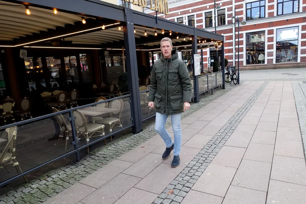Christian Justnes, avdelingsleder i Agder for Fellesforbundet, sier stadig flere av hans medlemmer fra den hardt koronarammede hotell- og restaurantsektoren nå sliter med å betale regningene.