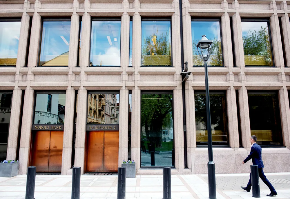 Norges Banks styringsrente er 1,25 prosent, og banken kan sette ned renten om nedgangstider truer. Verre er det for sentralbankene der styringsrenten allerede er under null, skriver artikkelforfatteren.