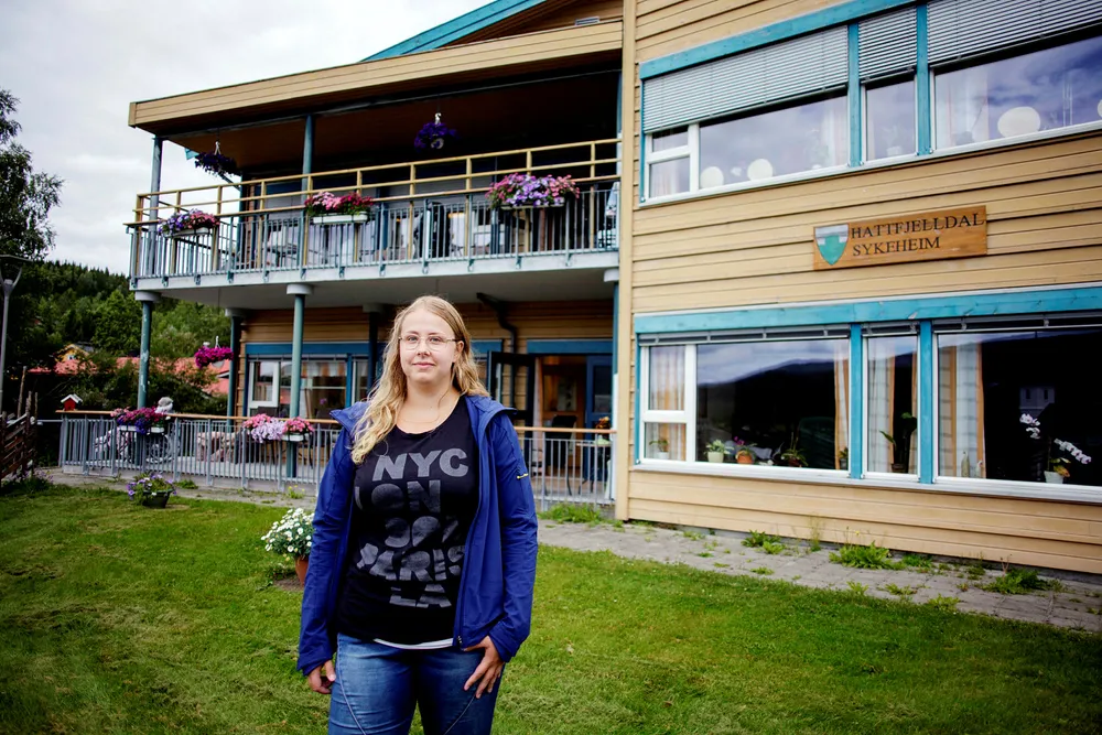 - Jeg kommer til å tjene rundt 100.000 kroner mer i året her, enn hjemme i Sverige, sier Elin Linder, en av de heldige sykepleierne som ble lokket til Hattfjelldal med bonus og ti års ansiennitet. Foto: Javad Parsa