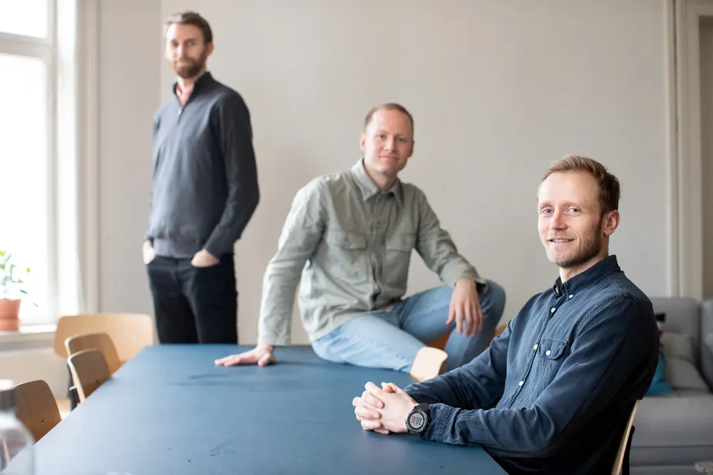 Enode-gründerne Thorvald Thorsnes (fra venstre), Nikolai Heum og Henrik Langeland sa opp jobbene og satset på gründer-prosjektet Enode omtrent mens pandemien rammet Norge. I løpet av to og et halvt års tid har de bygget et selskap internasjonale investorer sikler på fra kontoret bak slottet i Oslo.