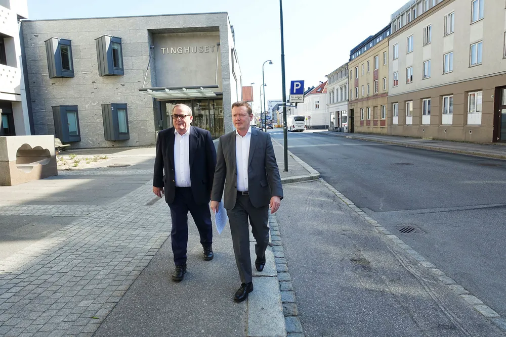 Tore Hansen-Tangen (til venstre) og daglig leder Tor Hodne i Viking Think Tank/Viking Heat Engines er ikke særlig snakkesalige etter at tingretten i Kristiansand tirsdag ga dem 14 dager på å betale kravet fra kemneren.