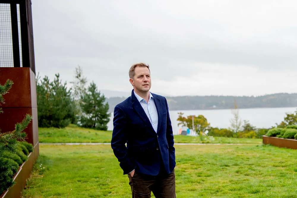 Odd Johnny Winge fikk namsfogden på døren hjemme den 5. desember og måtte la politifolkene ta kopi av alle pc-er, mobiltelefoner og alt lagret datamateriale siden september 2018.
