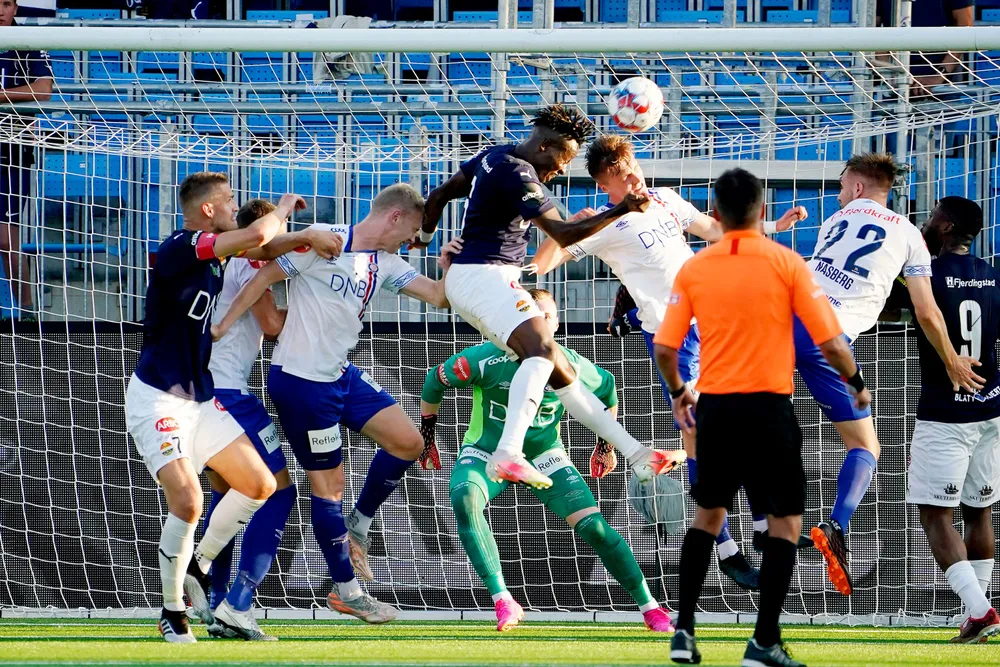 Og det er naivt å tro at de som likevel putter penger inn i klubber, heller ikke skal ville bestemme. Oftest uten kunnskap og forutsetninger for å utvikle fotballklubben, skriver artikkelforfatteren. Strømsgodset og Vålerenga, her i kamp på Marienlyst sist søndag, er blant dem som har en «AS-form»