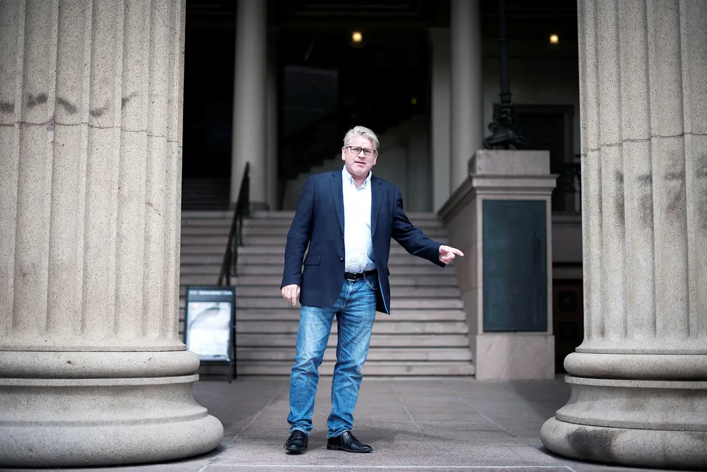 Jusprofessor Erling Hjelmeng tror vi vil se flere saker mot selskaper som Facebook, Apple og Google fremover. De europeiske konkurransemyndighetene er mest hissige. Foto: Hanna Kristin Hjardar