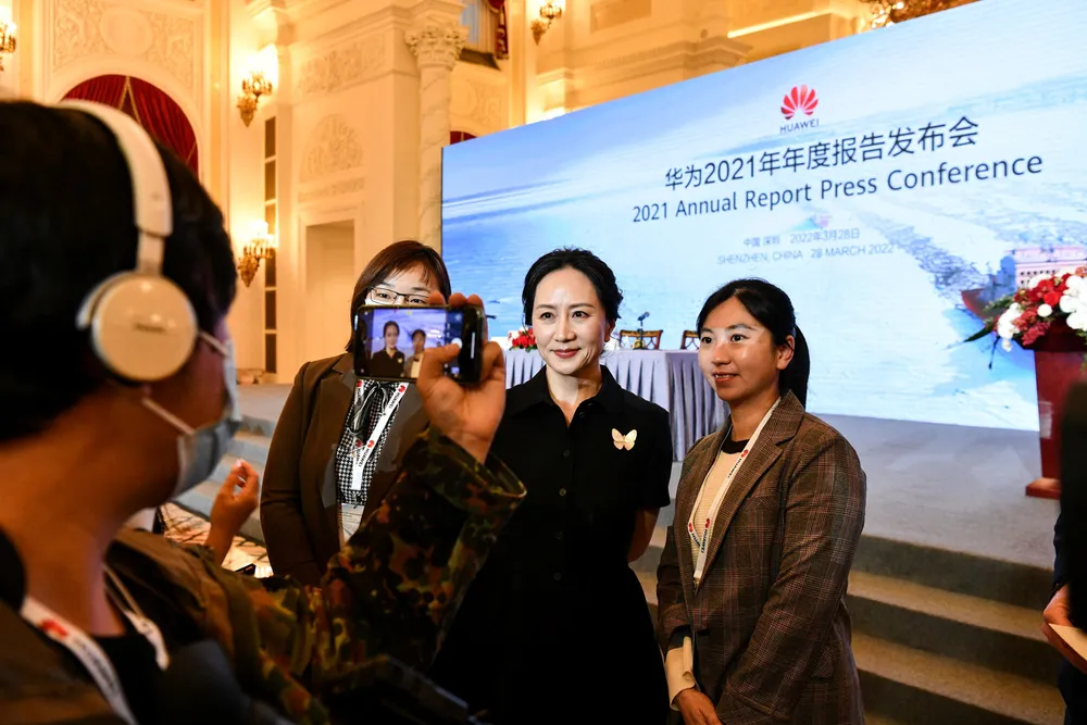 Huaweis finansdirektør Meng Wanzhou ble løslatt fra husarrest i Canada i fjor høst og er tilbake i ledelsen i selskapet hennes far etablerte for nesten 40 år siden. Meng deltok på Huaweis årlige pressekonferanse i Shenzhen på mandag.