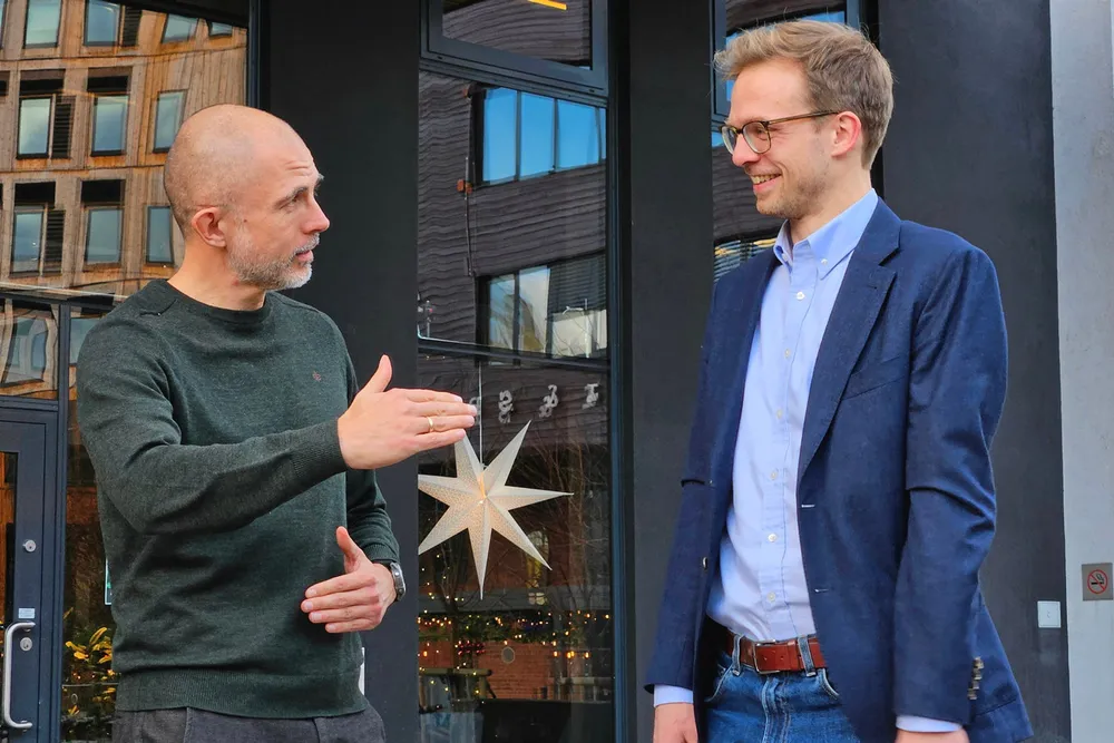 Sigbjørn Høgne, administrende direktør i Elhub (t.v) og Åsmund Sunde Valseth fra konsulentselskapet Vista Analyse har snakket med aktører i bransjen for å lage en ny gevinstanalyse for Elhub. Øverst på ønskelisten står utvidet formål for selskapet.