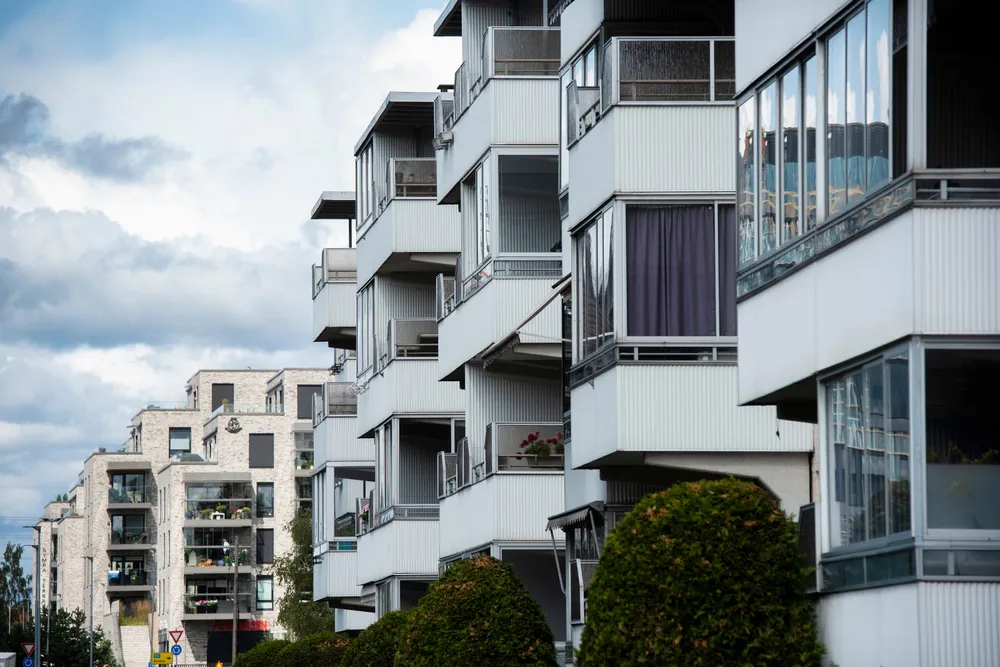 Sett bort fra et markant fall fra september til oktober, har Obos-prisene steget det siste året. Avbildet er gamle og nye leiligheter på Lambertseter. De bakerste er nye selveierleiligheter fra Obos.
